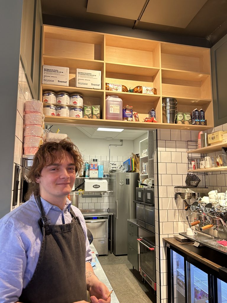Head barista Kajetan Grzelczak in front of the empty shelves: “Sorry, no food today. Mona hasn’t ordered any.”